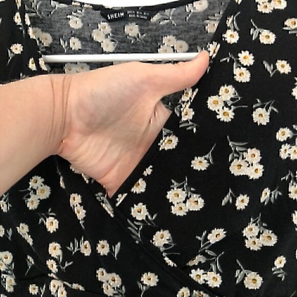 SHEIN Quite Ditsy Floral Print Surplice Neck Crop Top Tee Black White Daisy 12 - Picture 7 of 12